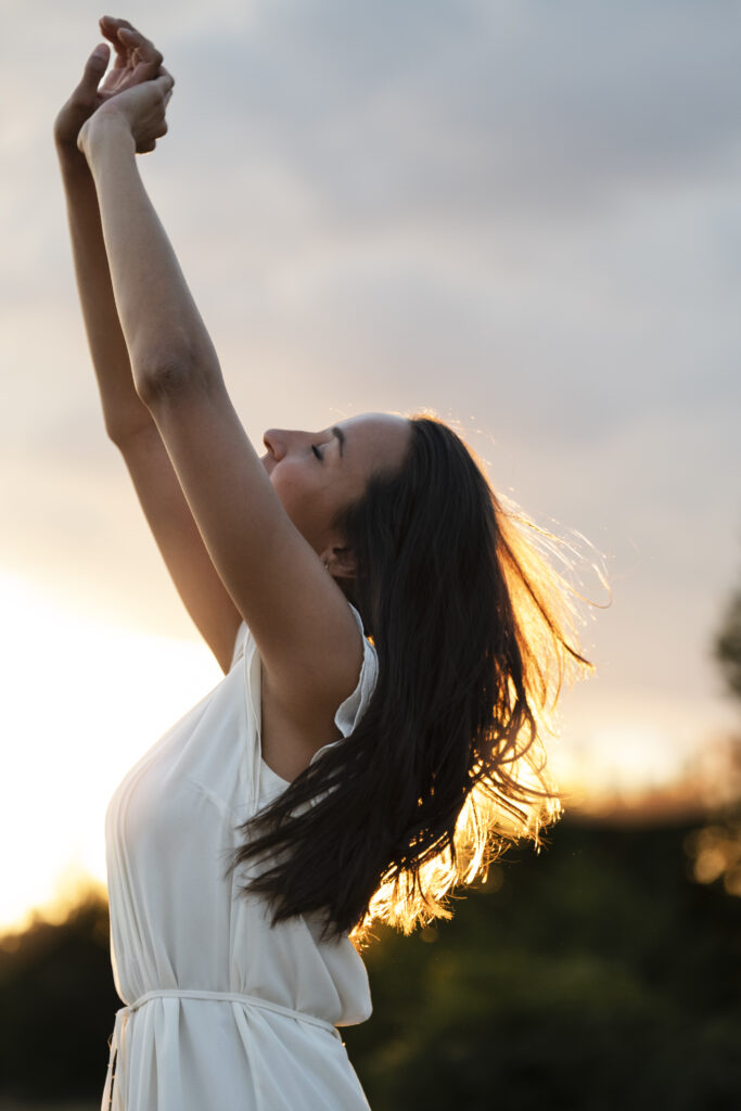 adulto-joven-que-vive-en-libertad