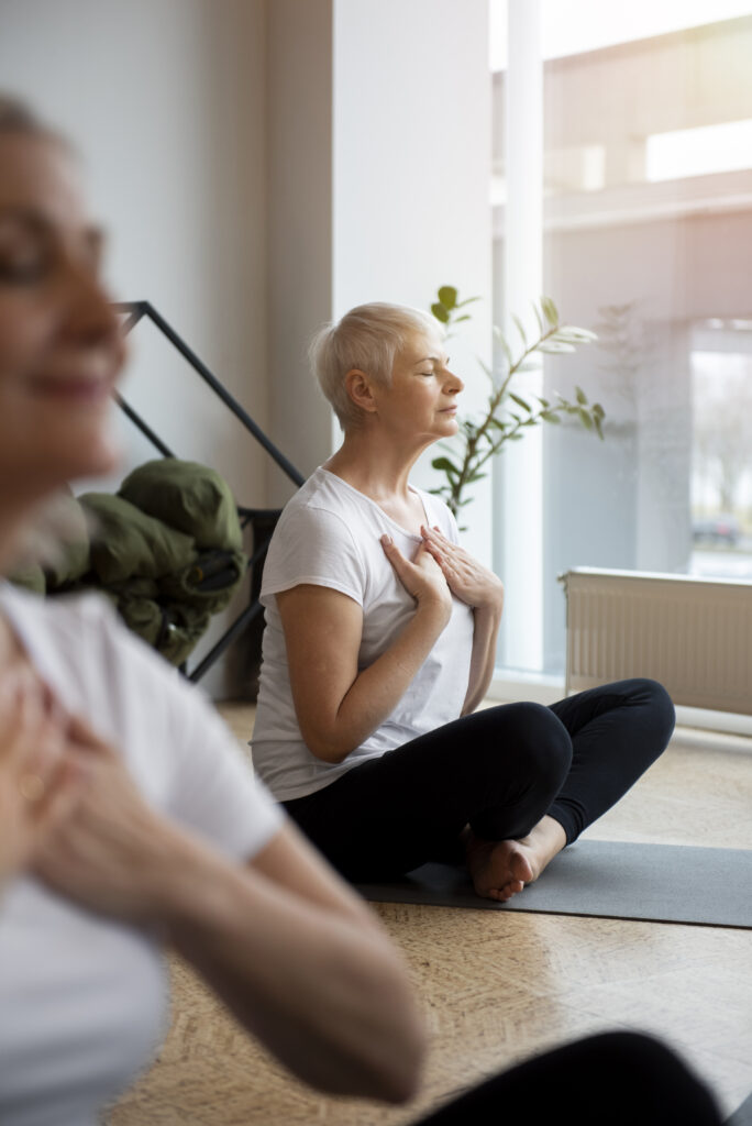 mujeres-en-su-sesion-de-yoga